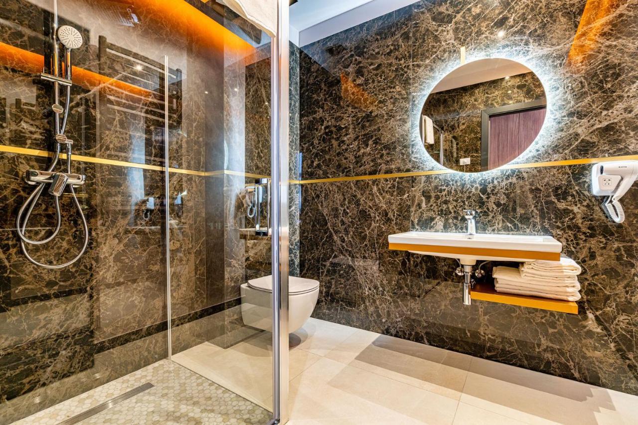 Отель Prestige Plaza Сучава Экстерьер фото